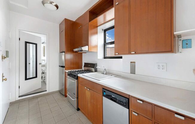 225 W 10 ST