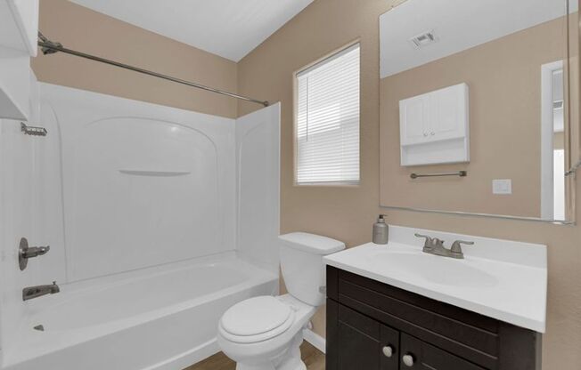 Well Maintained 3 bedrooms/2.5 bathroom Home in the heart of Summerlin!!!