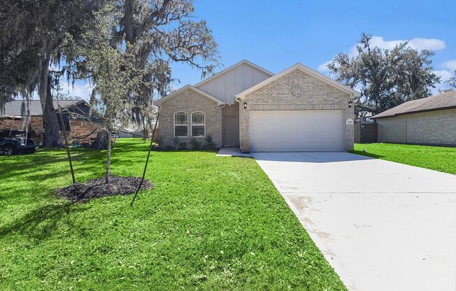 Columbia Lakes --- 4 bedroom/2 bath on an oversized 75' lot!!