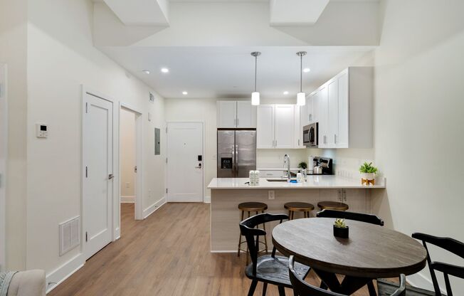 2 beds, 1 bath, 905 sqft, $2,695, Unit 813