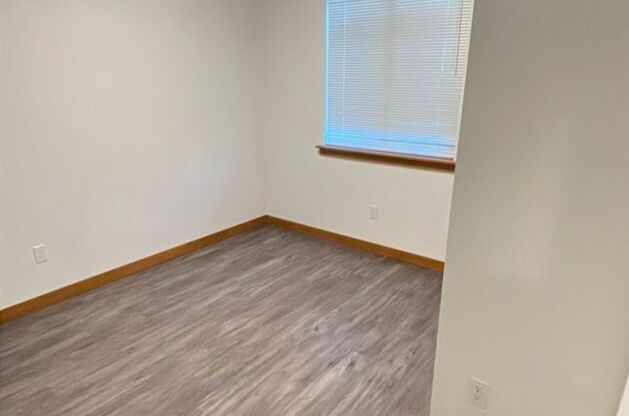 3 beds, 1 bath, $2,300, Unit 1200 #202