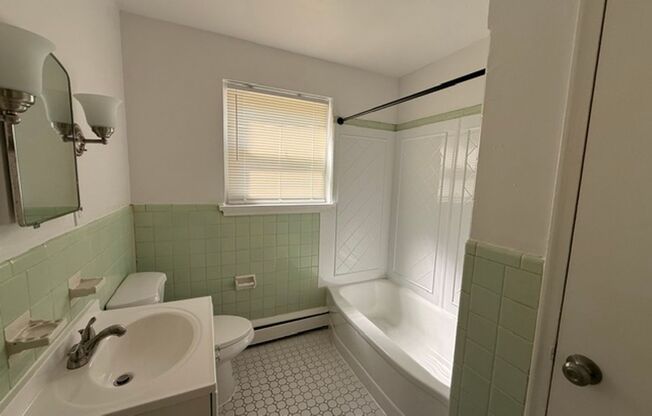 1 bed, 1 bath, 610 sqft, $995, Unit R201
