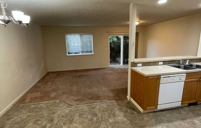 3 beds, 2.5 baths, 1,300 sqft, $1,900, Unit 424