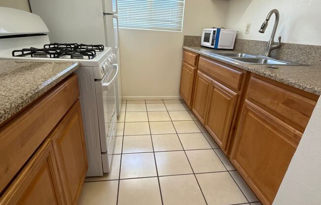 2 beds, 1 bath, $1,100