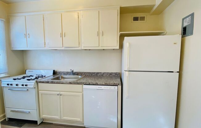 2 beds, 1 bath, $1,595, Unit Apt. 03