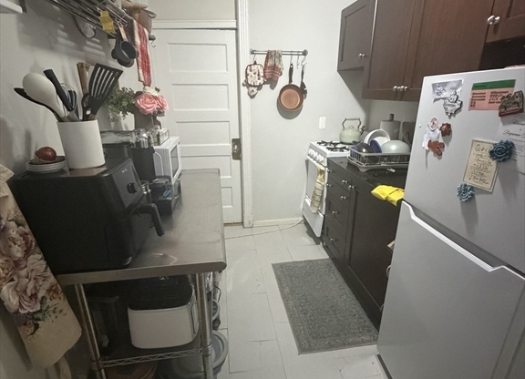 3 beds, 1 bath, 999 sqft, $4,200, Unit 25
