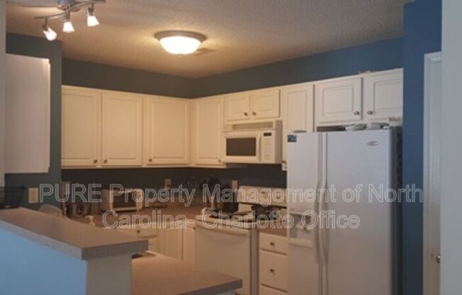 711 IVY GLN DR