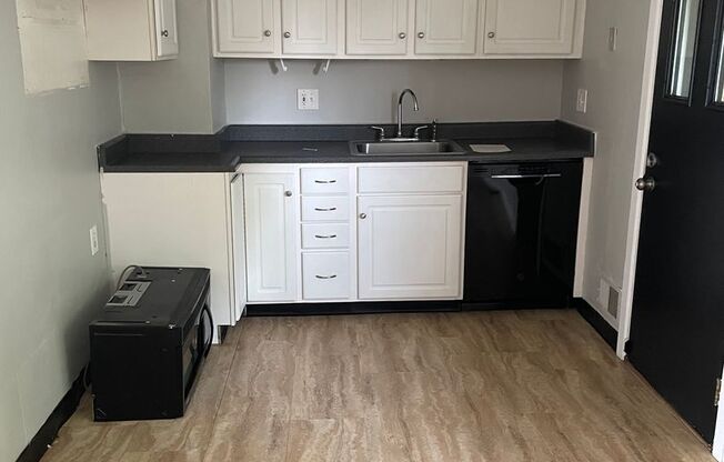 3 BEDROOM, 1.5 BATH IN PENN HILLS - MOVE-IN READY!!