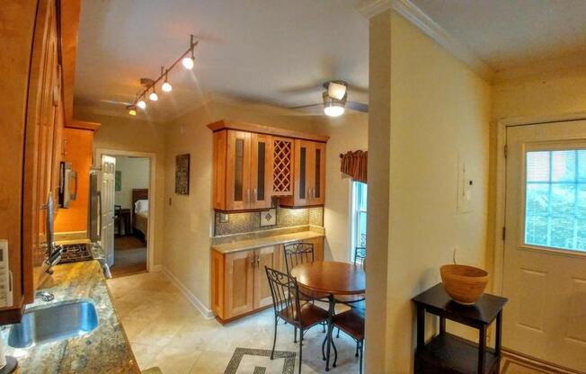 1 bed, 1 bath, 700 sqft, $4,950
