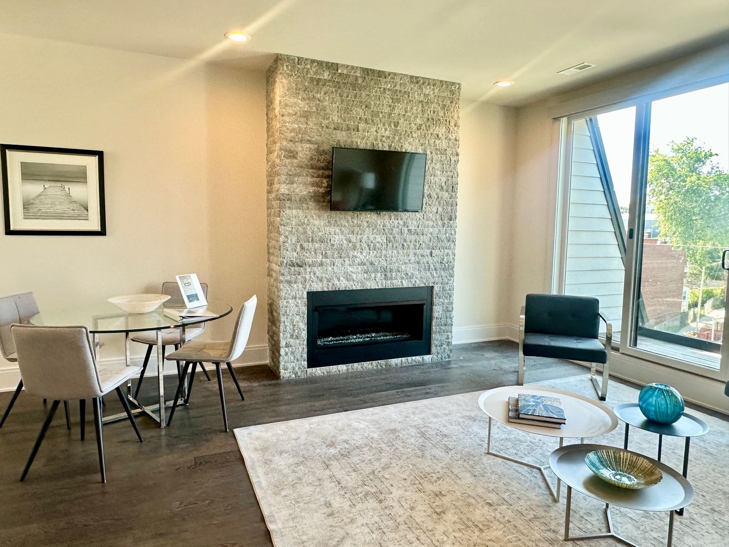 2 Bedroom 2.5 Bathroom Penthouse with Parking and Pets Welcome!