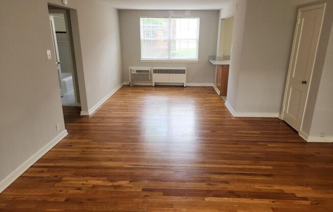 2 beds, 1 bath, 897 sqft, $2,335, Unit A-17