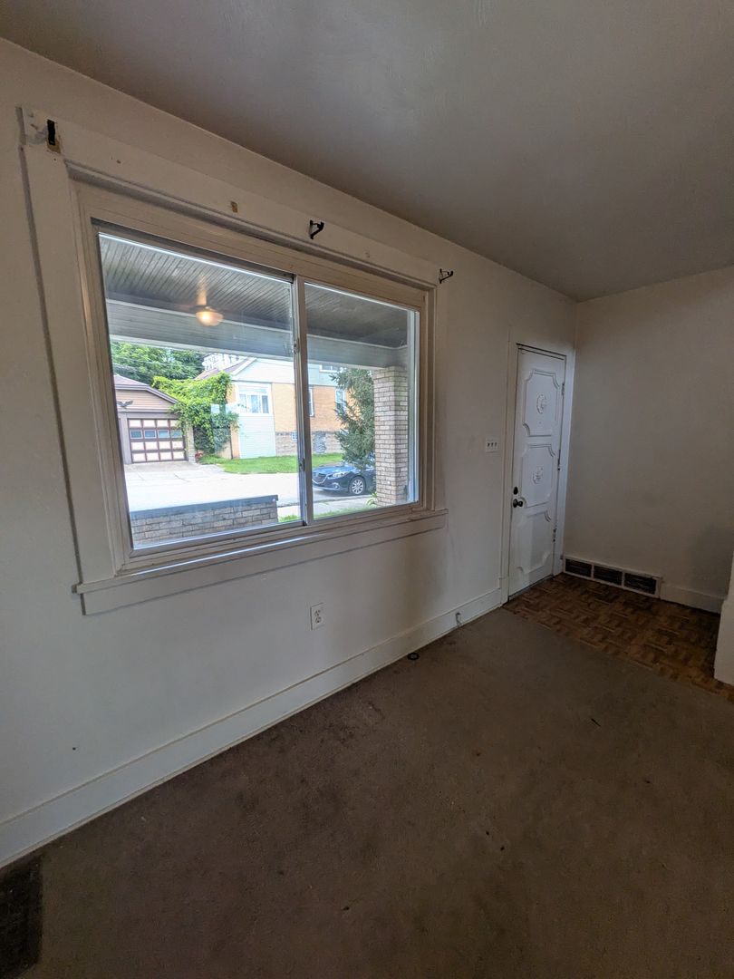 2 bed 1 bath home with large living room and yard!