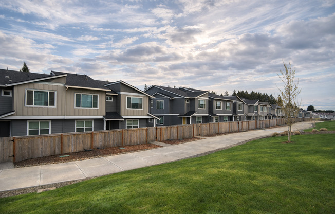 Beautiful Like New Four Creeks Townhouse For Lease - 18426 NE 46th Pl
