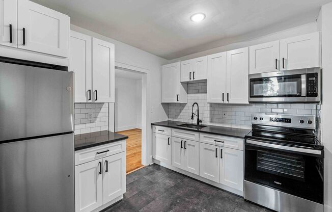 AVAILABLE AUG 1ST!! FULLY RENOVATED 1 BEDROOM LOCATED IN CRAFTON!