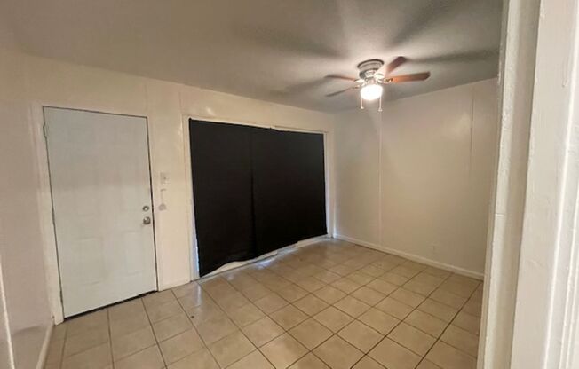 2 beds, 1 bath, 950 sqft, $1,250, Unit 809