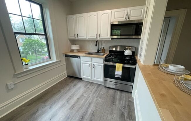 1 bed, 1 bath, 700 sqft, $2,225, Unit B10