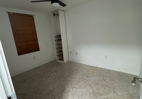 1521 E 7 CT