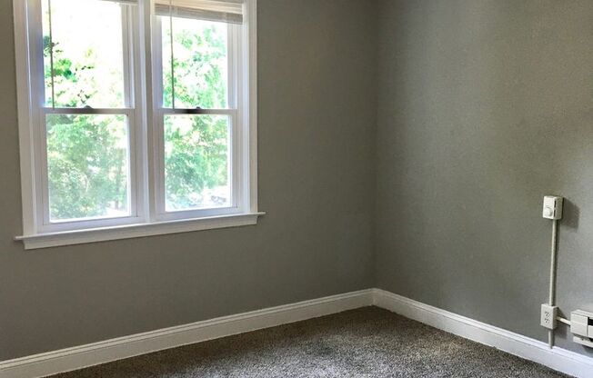 2 beds, 1 bath, $1,095, Unit Unit B