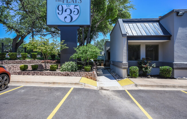 Available: remodeled 1 bed / 1 bath with luxury amenities