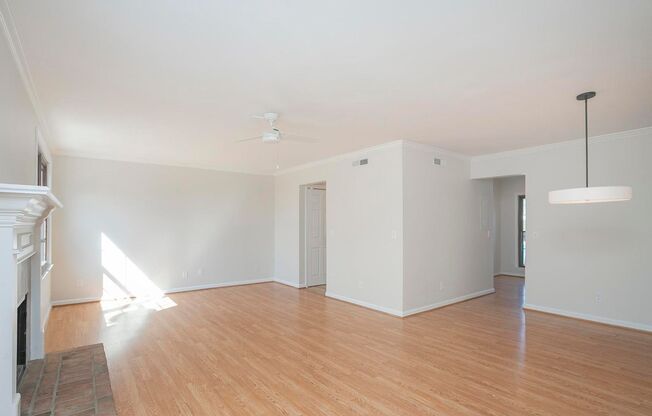 Beautiful 3 Bed Brentwood Townhome!