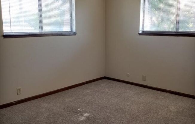 2 beds, 1 bath, 838 sqft, $915