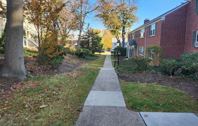 2 beds, 1 bath, 897 sqft, $2,335, Unit E-03