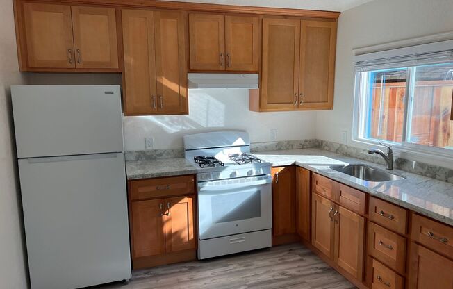 BEAUTIFUL DETACHED ADU WITH AC, NEW APPLIANCES, PRIVATE ENTRANCE, UPDATED KITCHEN AND MORE!!!