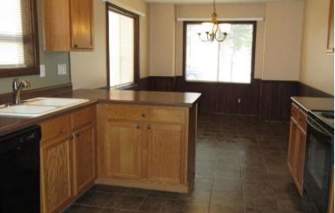 3 beds, 2 baths, $1,595