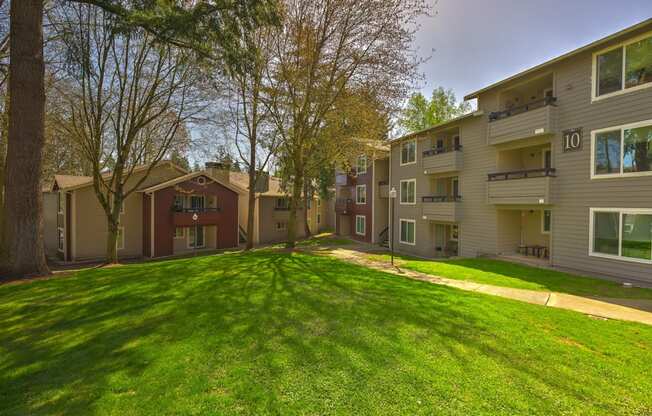 the view of a yard at Fulton's Crossing and Landing Apartments