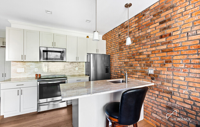 306 E 15 ST