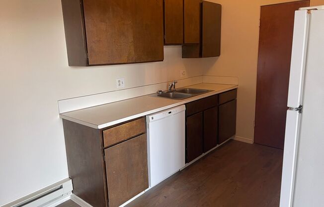 2 beds, 1 bath, 700 sqft, $1,100, Unit 9