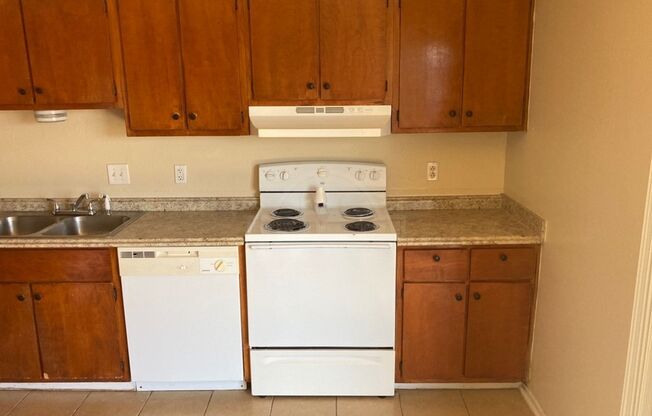 2 beds, 1 bath, $750, Unit 1906 Cedarhill Unit D