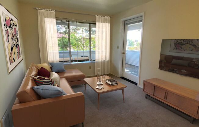 5307 LIVE CLOSE TO UNIVERSITY VILLAGE AND UW!