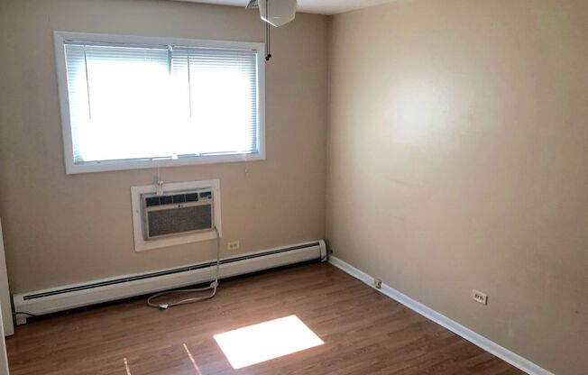 Great 2bed/1bath with Balcony, Spacious Bedrooms