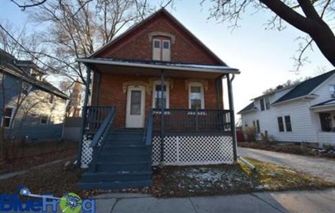 1370 HARVEY ST FRONT