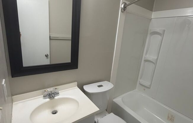 2 beds, 1 bath, 725 sqft, $949, Unit 807-32TH R