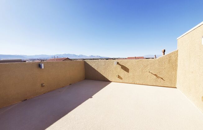 3 BEDROOM HOME WITH ROOFTOP DECK! STRIP VIEWS!