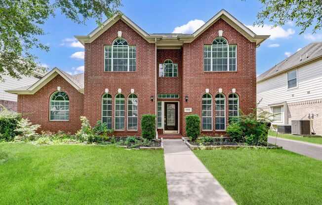 Beautiful 4 bedroom 2.5 bathroom with massive backyard