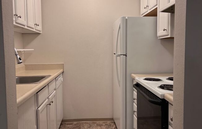 2 beds, 2 baths, 823 sqft, $1,719, Unit 202