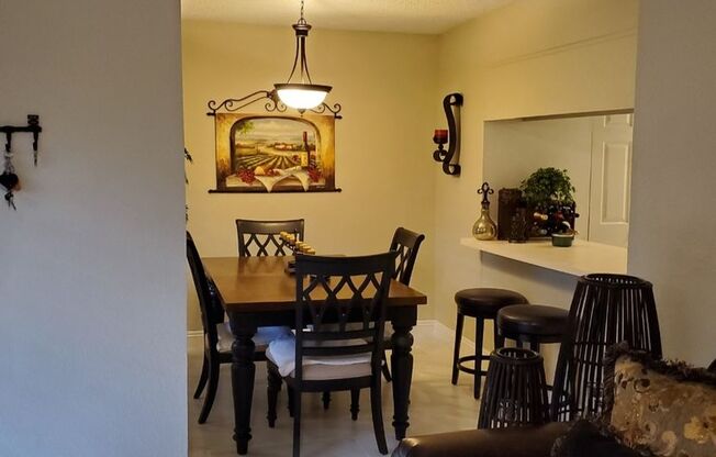 Cozy 2 Bedroom Townhome in the Northwest!