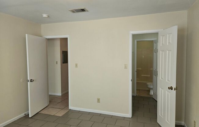 2 beds, 1 bath, $1,250, Unit Apt 25