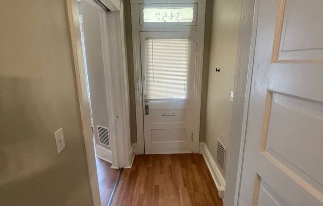 1 bed, 1 bath, $895, Unit 3457 Sidney St. Apt 1F