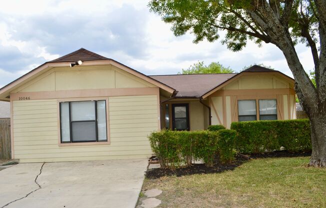 Charming 3 bed 2 bath with a converted garage in Heritage Farms