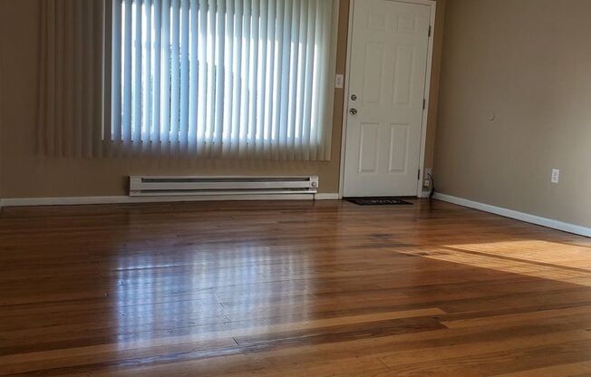 Charming 3 bedroom 1 bath Sheridan Park/Manette Duplex