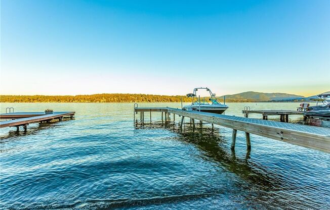 Stunning Lake Sammamish 50 Foot Waterfront Property for Lease in Bellevue