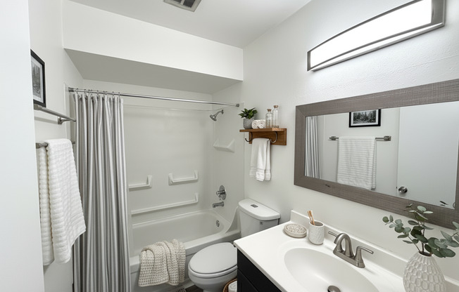 2 beds, 1 bath, 890 sqft, $1,595, Unit 15