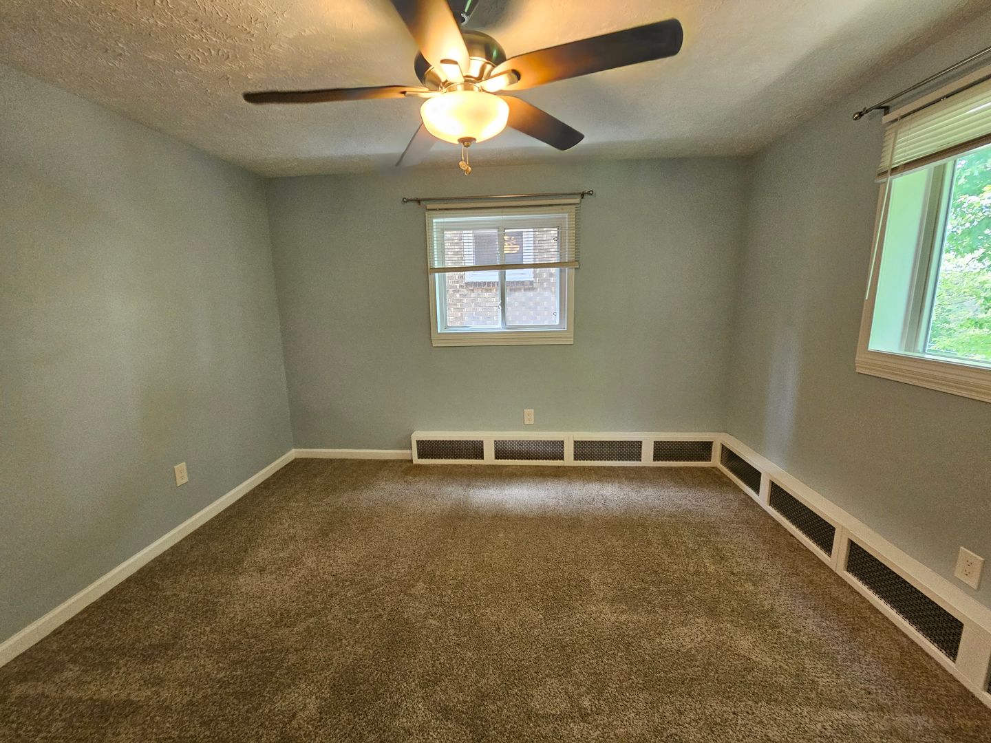 2 bedroom 1 bath apartment located in Bellvue!
