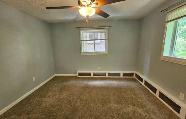 2 bedroom 1 bath apartment located in Bellvue!