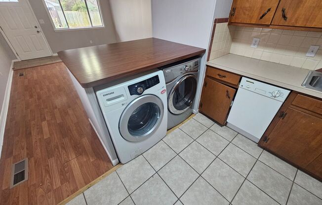 2 beds, 1 bath, $1,100