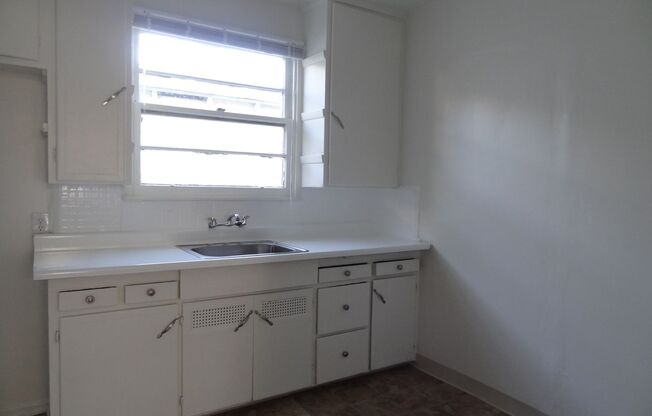 (AR/JI/YO:C) 10812-32 1/2 White Street